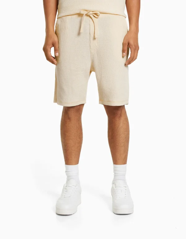 BERSHKA Bermudas*Bermuda molleton gaufré Blanc cassé