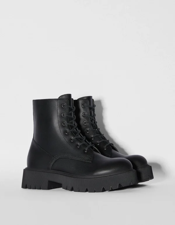 BERSHKA Similicuir*Bottines plates à lacets Noir