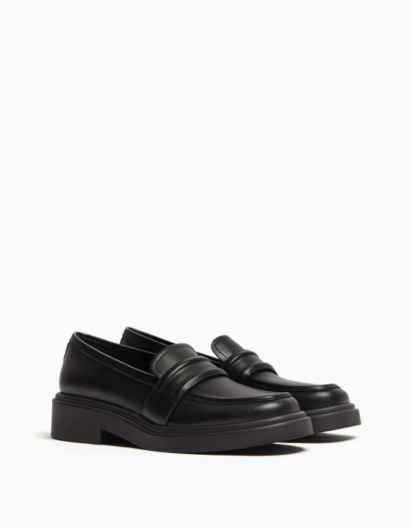 BERSHKA Chaussures plates*Mocassins barrette Noir