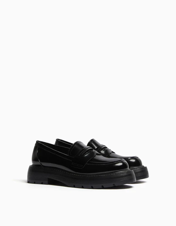 BERSHKA Chaussures plates*Mocassins patte semelle crantée Noir