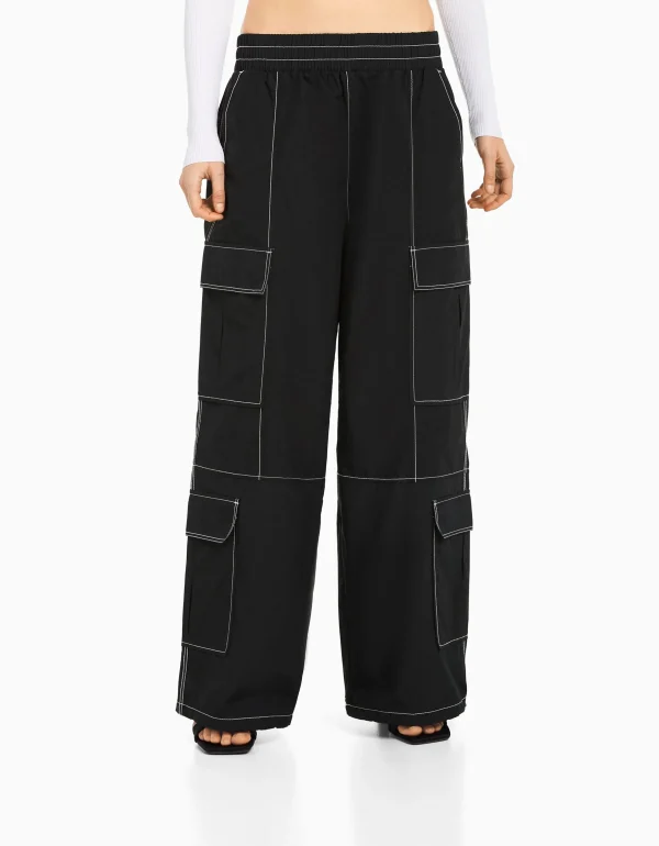 BERSHKA Vêtements*Pantalon cargo effet nylon fil contraste Noir