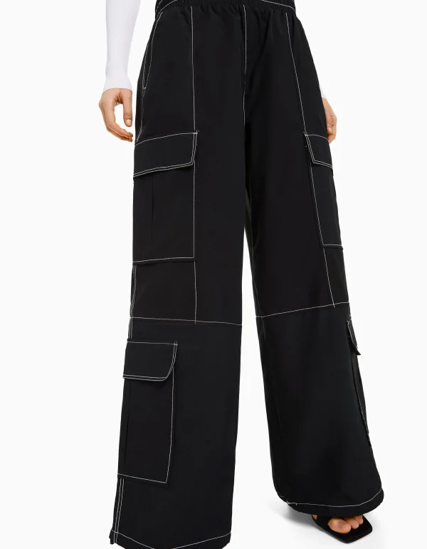 BERSHKA Vêtements*Pantalon cargo effet nylon fil contraste Noir