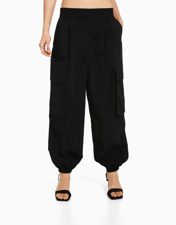 BERSHKA Vêtements*Pantalon jogger cargo poches effet nylon Noir