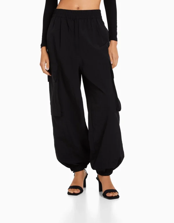 BERSHKA Vêtements*Pantalon jogger cargo poches effet nylon Noir