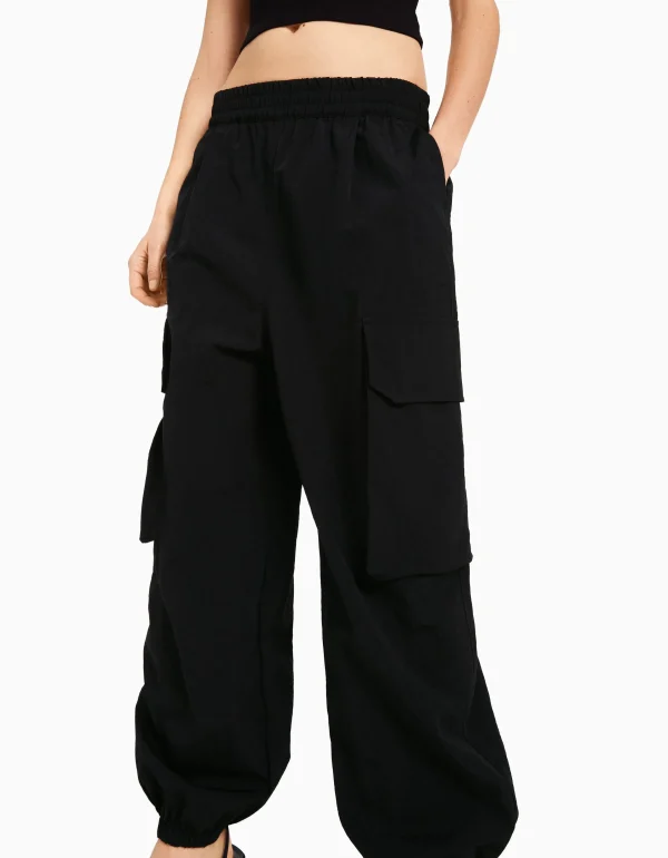 BERSHKA Vêtements*Pantalon jogger cargo poches effet nylon Noir