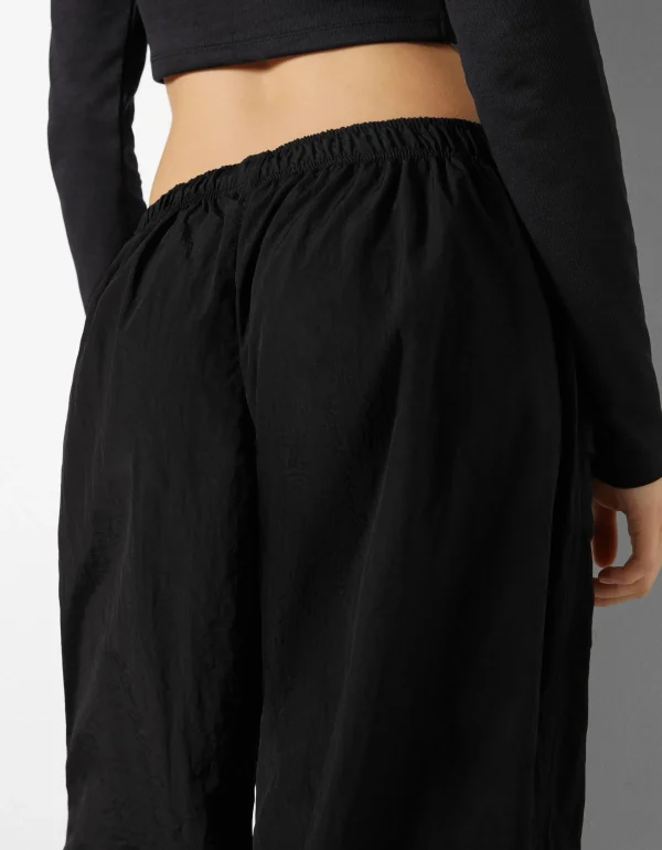 BERSHKA Pantalons*Pantalon jogger parachute nylon Noir