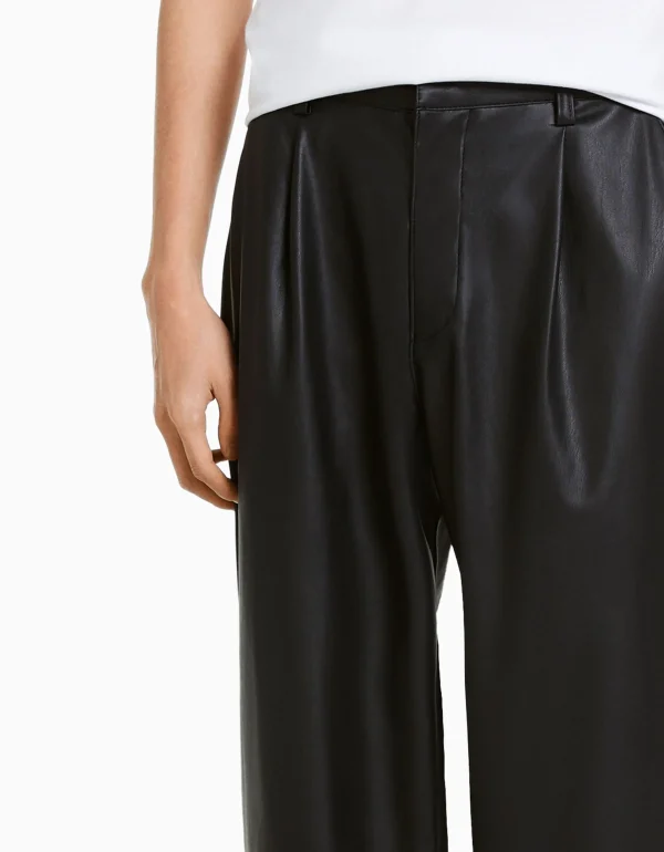 BERSHKA Pantalons*Pantalon semi jogger similicuir Noir