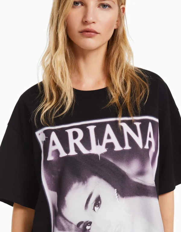 BERSHKA Tee-shirts*T-shirt manches courtes imprimé Ariana Grande Noir