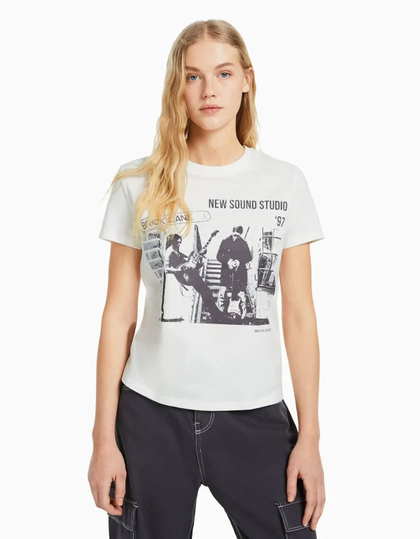 BERSHKA Tee-shirts*T-shirt regular imprimé graphique Blanc cassé