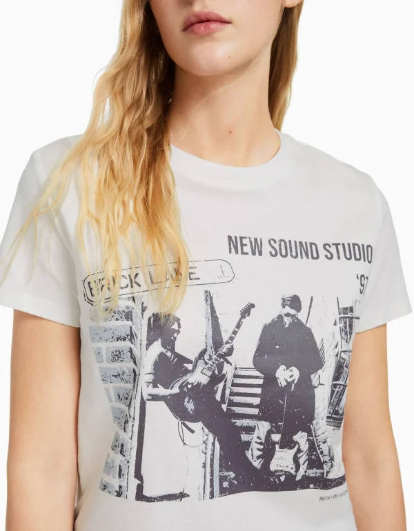 BERSHKA Tee-shirts*T-shirt regular imprimé graphique Blanc cassé